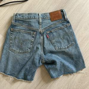 Lite längre jeansshorts som är supersköna och bra att ha till sommaren!!