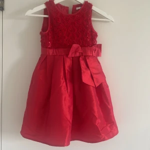 Röd fest klänning  - En vacker röd festklänning med fina detaljer ❤️ super snygg 