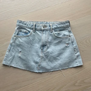 Jeanskjol - Jeanskjol från Bershka Jag vet inte storlek men midjemåttet är 36cm rakt över💕