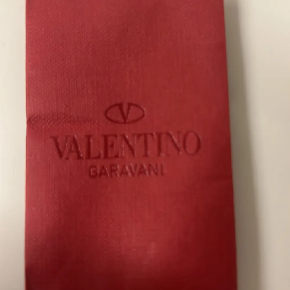 Hej säljer nu mina äkta valentino Opens i färgen marin blå. Pga av att dem inte används lika mycket och att jag äre ute efter nåt nytt. Skick 6,5/10. Pris kan diskuteras vid snabb affär. Bara skor medföljer. Behöver tvättas. . Skor.