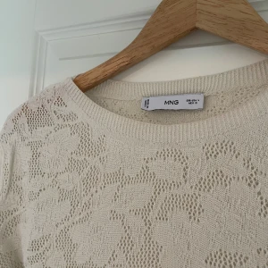 Vit spetstopp - Storlek L. Köpt på Mango, bra skick.