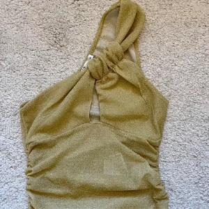 Guld topp  - Guld glittrig topp i storlek xs 💖