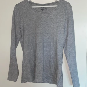Grå långärmad  - Aldrig använd 