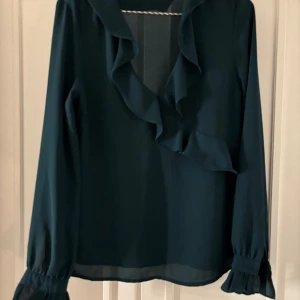 Blus  - Säljer denna jättesöta blus från Gina tricot som inte säljs längre, nyskick💕
