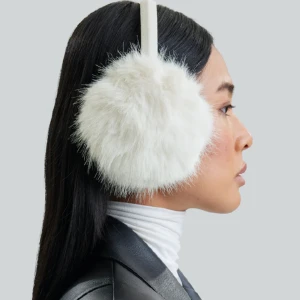 Bikbok öronpuffar  - Säljer dessa slutsålda öronpuffar, nyss köpta. Nypris 200 mitt pris 100kr 🌟