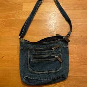 Jätte fin jeans Axel väska som funkar som handväska oxå. Mörkblå tvätt å skick som ny