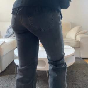 Nästan helt oanvända mörkgråa lågmidjade jeans från HM, skriv om ni har nåra frågor❤️🤗
