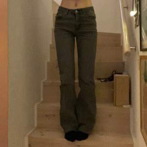 Så snygga och populära flare jeans från Gina Tricot!😊💞 Sitter ganska Lågmidjat. Midjemått: 34cm rakt över Innerbenslängd: 83cm. Superbra skick, inga defekter! Hör av er vid frågor!😊💞🌸