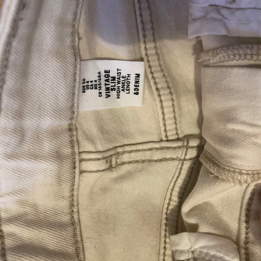 Beiga jeans från H&M. Bara använda 2 gånger, nyskick. Försmå därav säljer. Lite stretchigare material.. Jeans & Byxor.