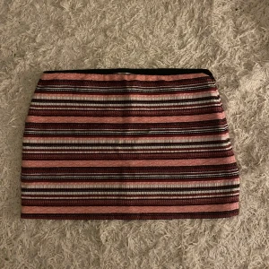 Kjol - Kjol från Zara köpt second hand i Paris, super fint mönster 