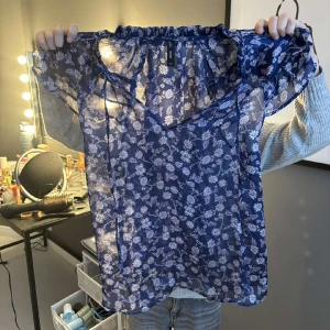Blus  - Säljer denna supergulliga blus som ja köpte i spanien i somras. Bra stick då den aldrig är använd nästan. Storlek S som både passar mindre och större storlekar.