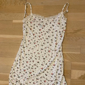 blommig klänning  - den har inga defekter vad jag kan se! 