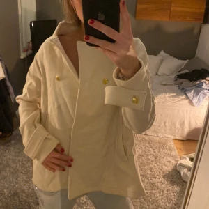 Vit kort kappa - Säljer denna jättenajs vita kappa med guldknappar👏🏼👏🏼den är i L men skulle säga att den passar bra på mig även fast jag vanligtvis bär S. Hör av dig om du är intresserad❤️❤️