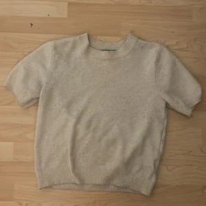 Fin sticka tröja   - Fin stickad tröja, aldrig använd då ja inte tycker den passar på mig. 