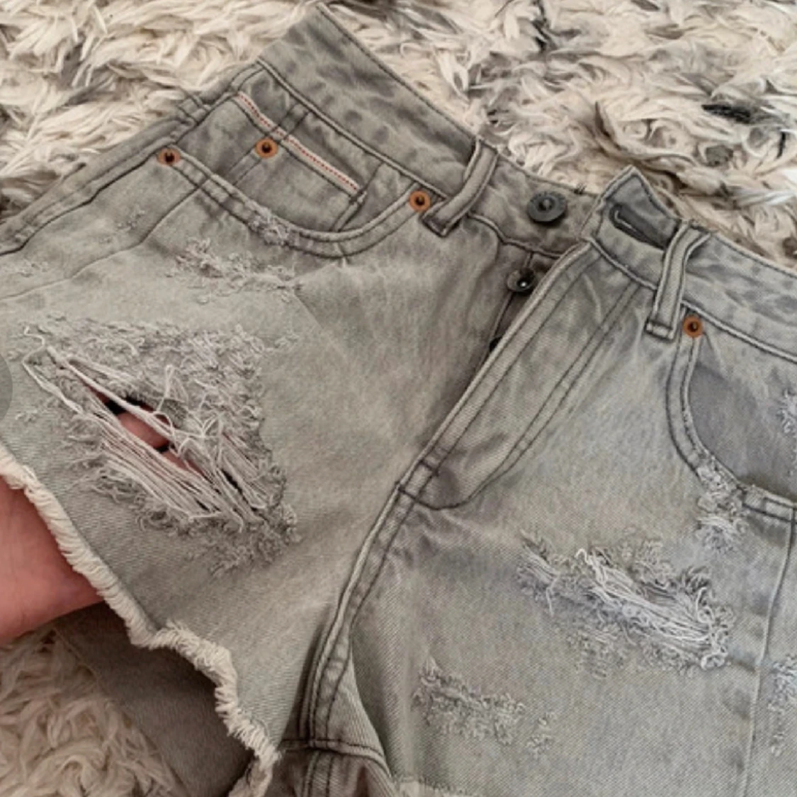 Ripped denim grey hot short w/worn tears - 90