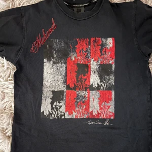 T-shirt  - En T-shirt med Tupac! Helt unik T-shirt. Tyvärr lite utsättas så en del av trycket har försvunnit på baksidan. Finns inte att få tag i. Med Makavelli tryckt i sammet. 