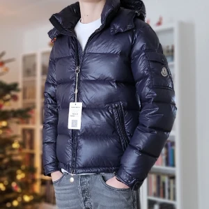Moncler Maya - Extremt fet marinblå moncler maya! Köpt från vestiaire collective med äkthetskontroll, kvitto finns! Storlek 2, jag är 185! Finns ett litet hål, därav det låga priset. Hojta till vid minsta lilla fråga🙂 