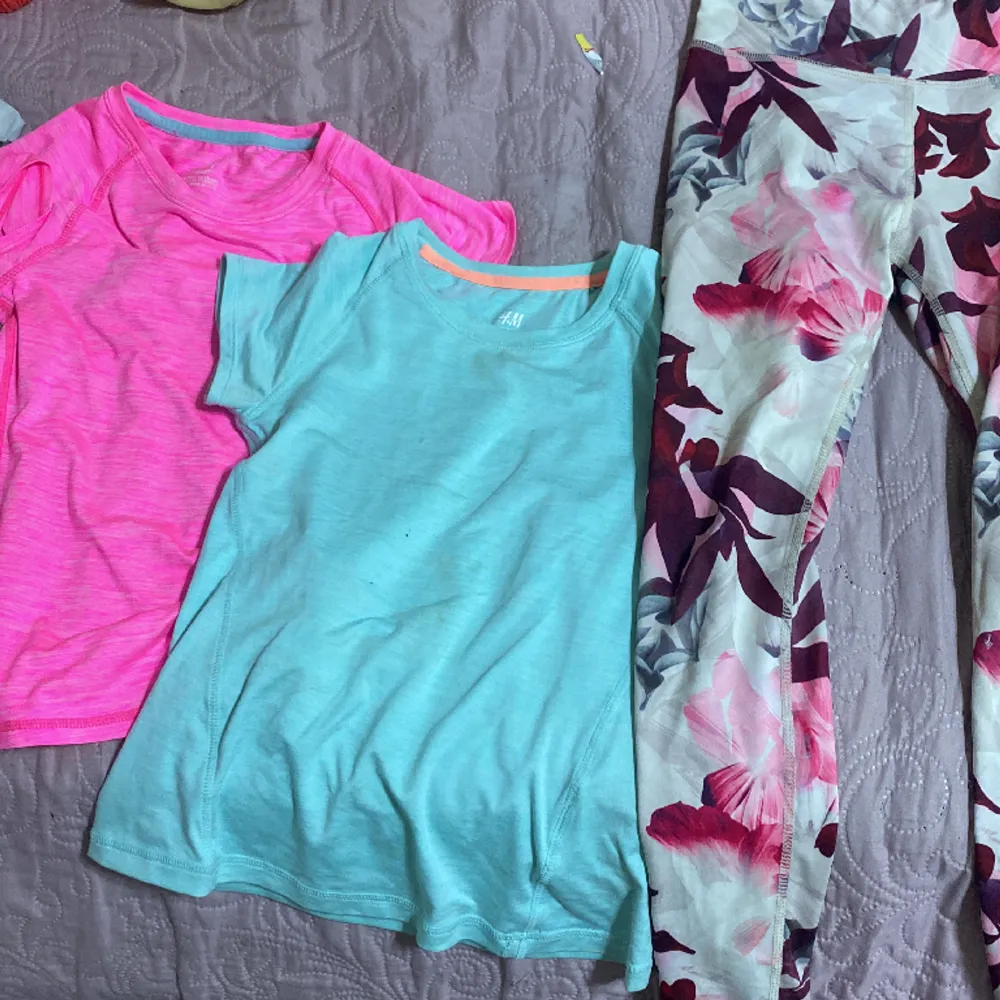 Två tröjor från h&m en i rosa och en i blå  (har aldrig avvänds). Ett par gympa byxor från stadium i stolek (134-140). T-shirts.