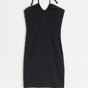 HM klänning  - Använd 2 gånger sen i somras. Storlek XS, slutar nedanför låren. Knyter runt halsen. 50 kr + frakt.