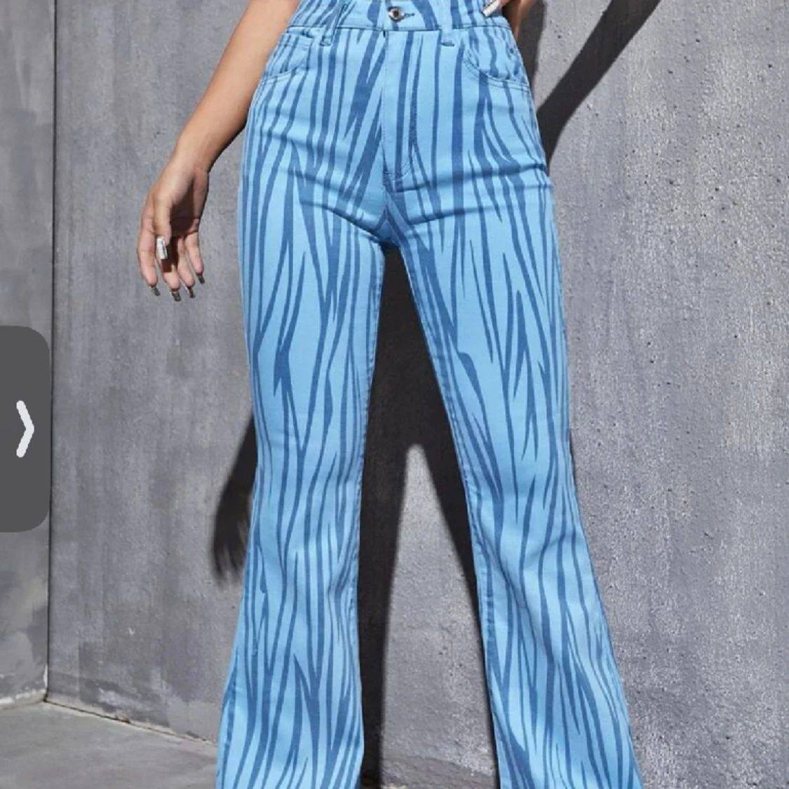 högmidjade bootcut-jeans med ränder