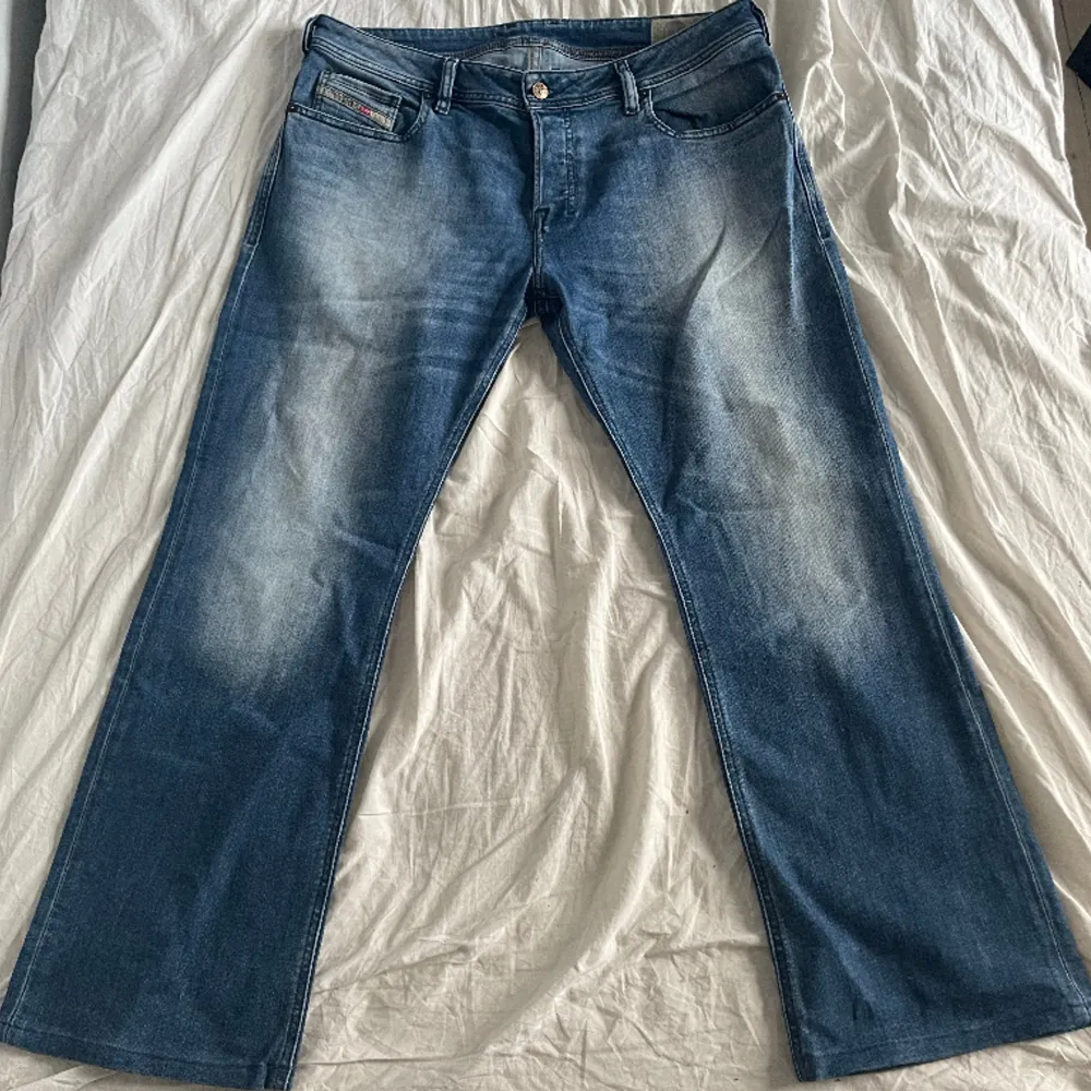 W34 L30  Nyskick 95cm ytterbenslängd 72cm innerbenslängd Midja 94cm. Jeans & Byxor.