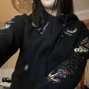 Retro zipup  - Zipup med tryck i fint skick, sparsamt använd. Något croppad men mjuk och skön.