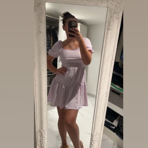 Lila klänning  - Jättesöt lila klänning! Bara använt den en gång! Köparen står för frakten 💕