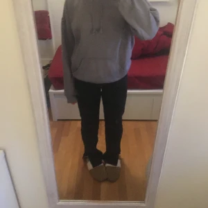 Hoodie bikbok - Superfin oversized hoodie från bikbok. Ungefär en ljuslila/blå färg. Supermysig och mjuk. Strl xs, passar även s.