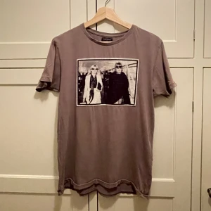 Limitato t-shirt  - Beige Limitato t-shirt i ett mycket fint skick. Skriv vid frågor eller funderingar!