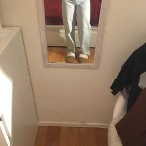 Jeans i modell boulevard från lager 157. Knappt använda, vida ljusblå. Strl xs. Nypris 300kr