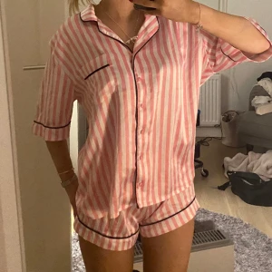 Pyjamas - Pyjamas som används 2 gånger och kommer alltså inte till använding. I storlek XS men väldigt oversize💓