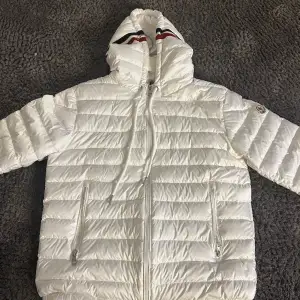 En helt ny moncler jacka, använd 1 gång, inga defekter, nfc scan, qr kod på insidan och perfekt till både vinter och vår.