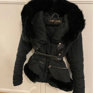 Amoress  - Amoress jacka i storlek medium nypris ca 16000 i fint skick äkta rävpäls. Priset kan diskuteras vid snabb affär. Kan skickas spårbar mot porto. 
