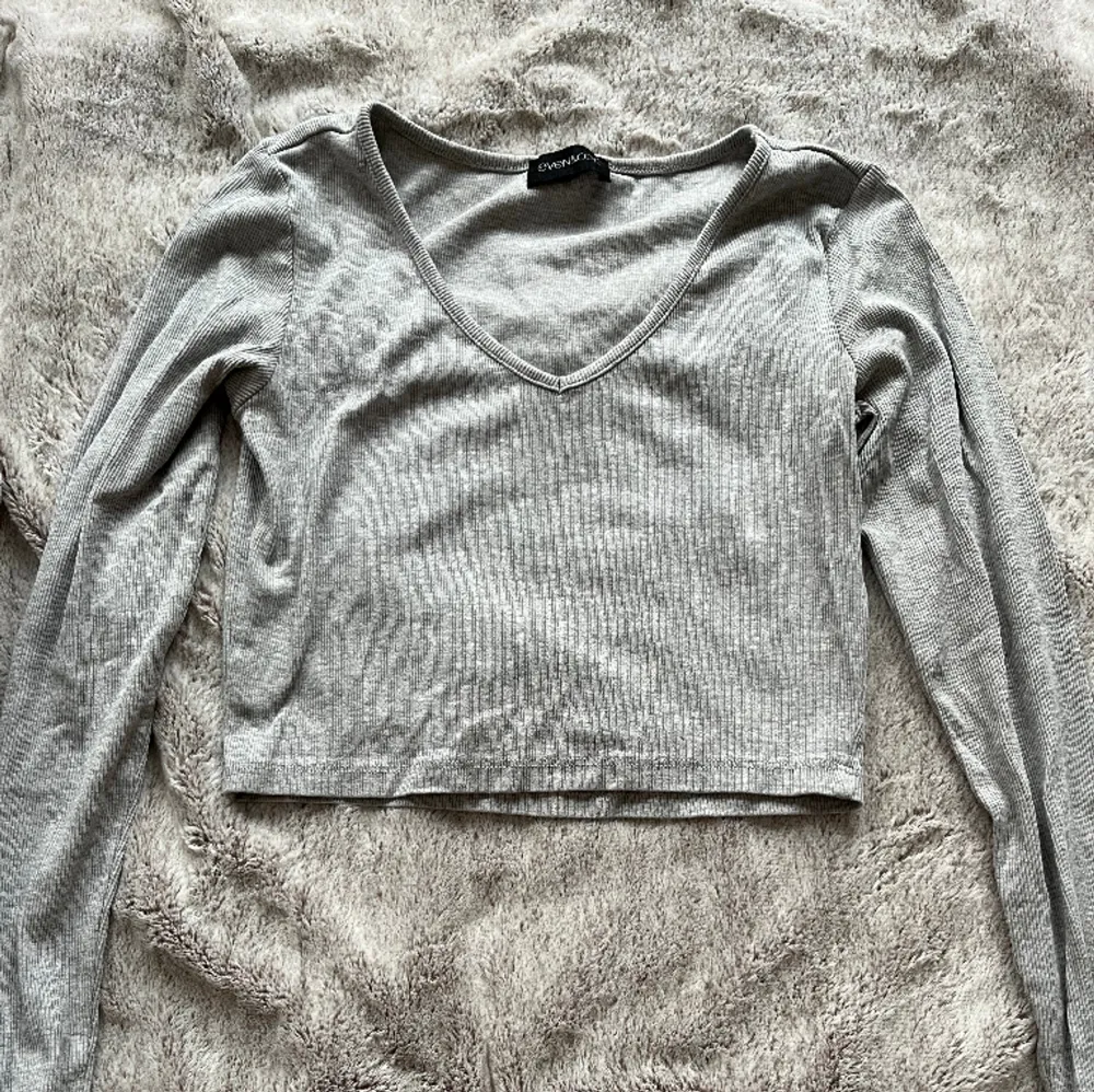 2 söta långärmade tröjor från zarlando i storlek S, båda för 60 kr eller 40 kr styck🥰. Toppar.