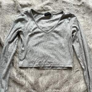 2 söta långärmade tröjor från zarlando i storlek S, båda för 60 kr eller 40 kr styck🥰