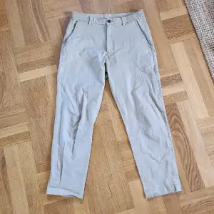 Beiga chinos från uniqlo  27-30 midja. S.  Stretch.Fint skick.