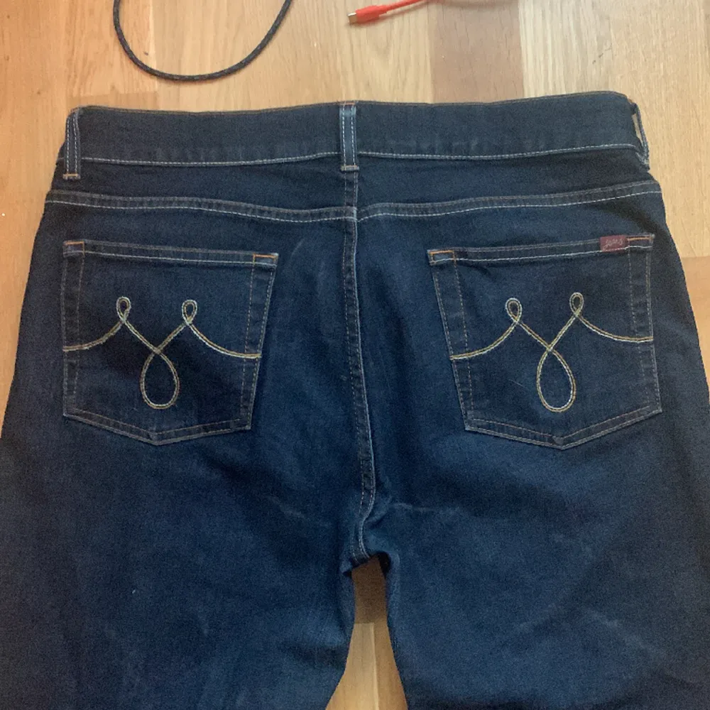 Y2k bootcut jeans som är lite stora på mig, De är lågmidjade💖 Midja: 40,5cm Ytterbenslängd: 103cm Benöppning: 24cm Märket är Oasis🌸. Jeans & Byxor.