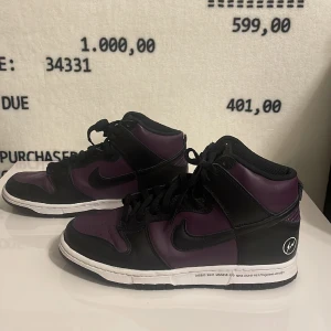 Nike dunk high Fragment - Säljer mina Nike dunks, då jag helt enkelt inte använt dom på över 1 år o jag känner att någon annan kan få bättre användning av dom. | Skick: 7,5/10 | Storlek 42,5
