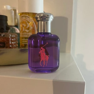 Ralph Lauren Parfym - Säljer denna oanvända parfymen då den inte riktigt är min doft. Den är oanvänd. Orginalpris är ca 160kr men säljer för 49kr. (Fri frakt)