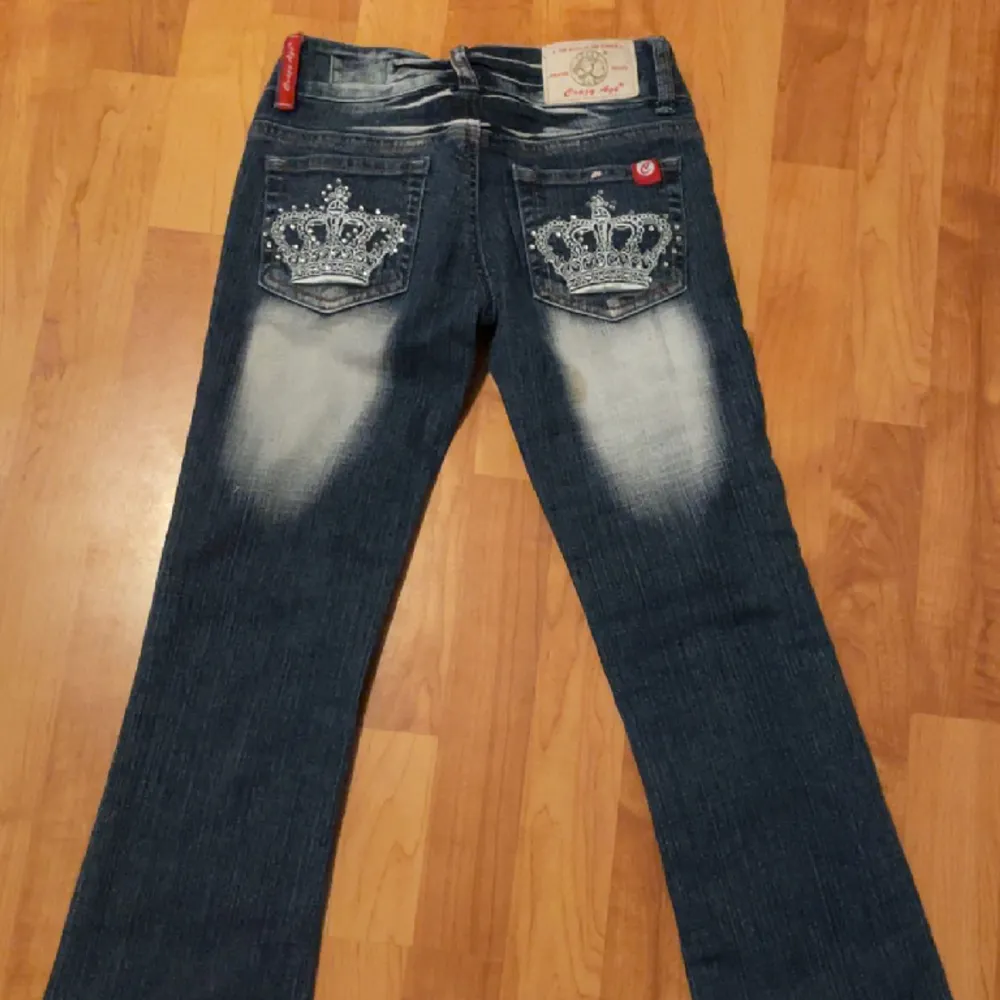 Jättefina crazy age jeans köpta här på plick men tyvärr aldrig använda då de var för små. Midjemåttet är 32cm och längden passar bra för någon runt 155-160! Köpte dem för 500kr, bra skick men lite slitna längst ned, hör av dig vid frågor!💕. Jeans & Byxor.