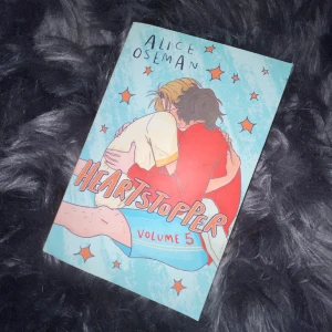 Heartstopper volume 5 - säljer min heartstopper bok, fick två tycken en av mina föräldrar och en av min vän, och vill sälja en, boken är på engelska och inte alls sliten. Original priset gick från 249 kr