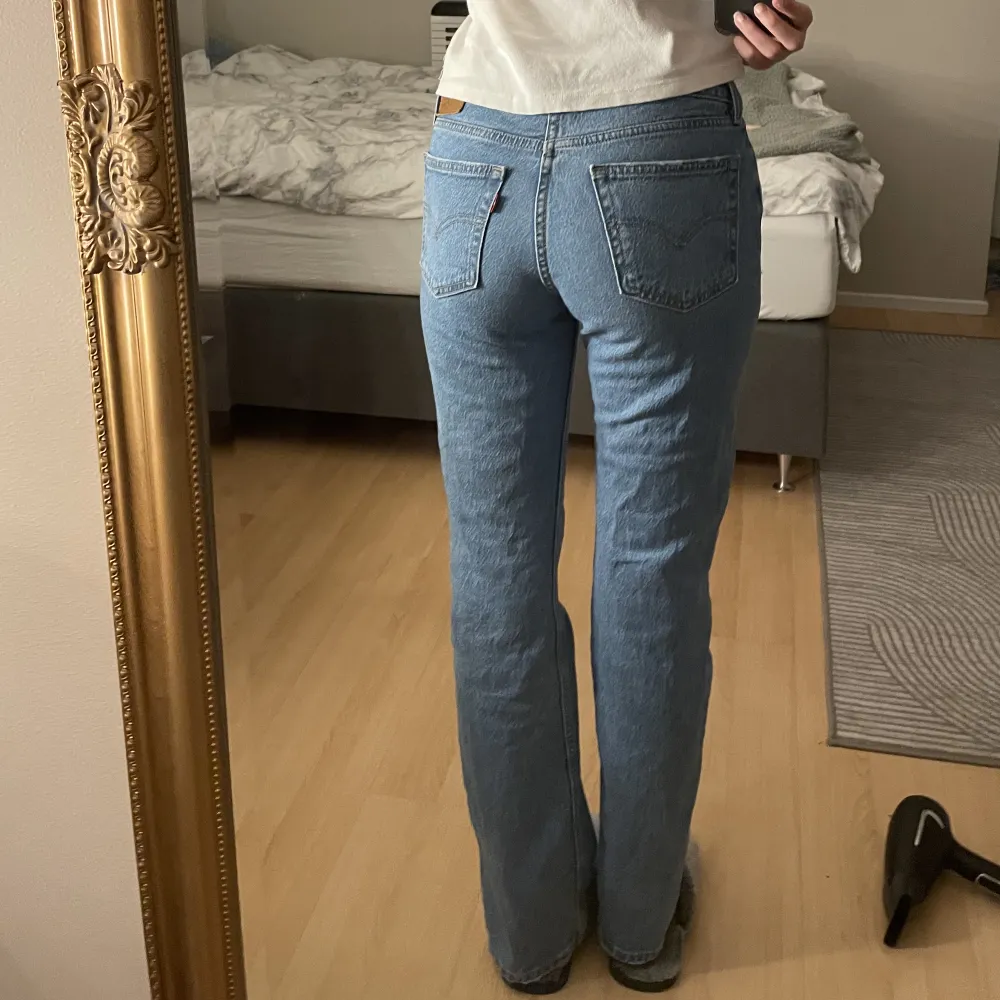 Säljer mina Levis jeans i modellen ”low pitch bootcut” 🤍dom är i nytt skick och helt felfria. Storleken är 26/33 vilket är xs💕Nypriset är 1100kr. Jeans & Byxor.