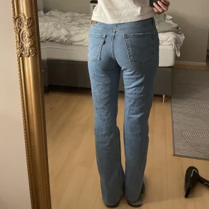 Levis bootcut jeans - Säljer mina Levis jeans i modellen ”low pitch bootcut” 🤍dom är i nytt skick och helt felfria. Storleken är 26/33 vilket är xs💕Nypriset är 1100kr