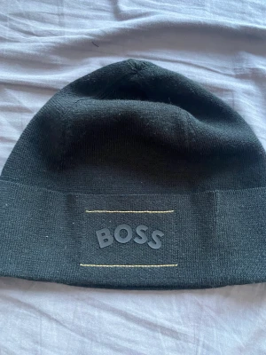 Boss mössa - Fin boss mössa perfekt nu till vintern, aldrig använd i stort sett inga defekter. Pris kan diskuteras 