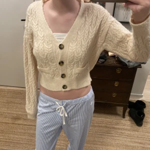 Zara cardigan - Jättesnygg kofta från zara. Använd kanske 2 ggr, bra skick. Köpte för 200-300kr, säljer för 100kr. PRIS KAN DISKUTERAS