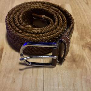 Hej! Vi säljer ett brunt braid belt i one-size (passar alla)