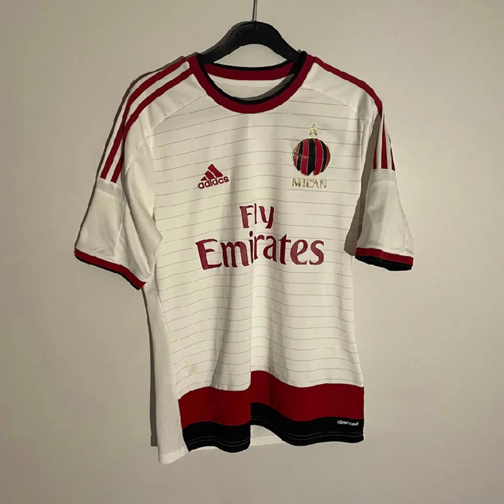 Milans officiella bortatröja från 2014 med den skicklige yttern El Shaarawy #92 på ryggen.  Produktkod: F77741. T-shirts.