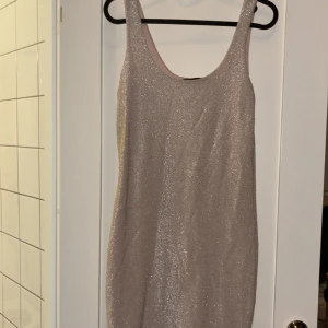 Ljusrosa glitter klänning - Aldrig använd