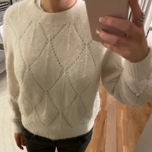 Stickad tröja - Super söt stickad tröja från other stories men den kommer aldrig till användning längre tröjan är bra skick men något nopprig❤️