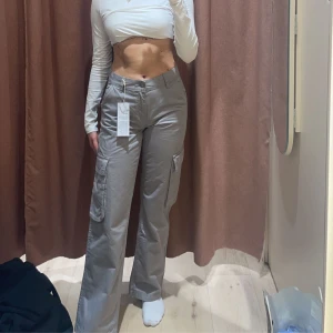 Cargobyxor - Cargopants från Gina tricot som inte kommer till användning, endast testade. Kan bäras både som midwaist och lowwaist